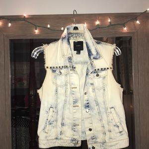 Acid washed sleeveless jean jacket